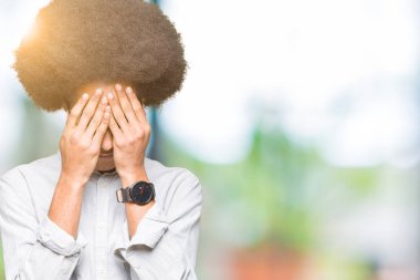 Afrikalı-Amerikalı genç afro saçlı gözlüklü yüz eller ile ağlayarak süre kapsayan üzgün ifade ile. Depresyon kavramı.