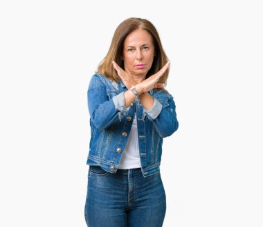 Güzel orta yaş kadın giyiyor rahat denim ceket izole arka plan üzerinde eksi işareti, kızgın surat yapıyor ret ifade geçiş silah