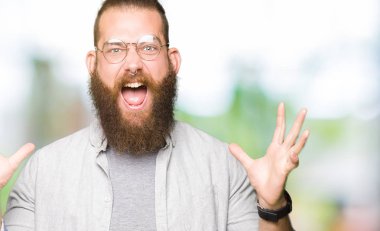 Genç sarışın çılgın ve çığlık kaldırdı ve açık gözleri heyecanlı silah ile başarı için hayran kutluyor gözlük adam. Kazanan kavramı