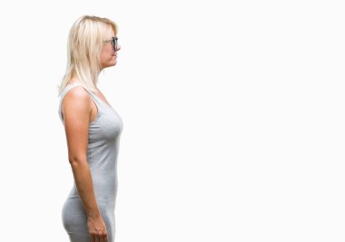 Genç güzel sarışın kadın giyiyor güneş gözlüğü izole arka tarafına, seyir üzerinde dinlenmek doğal yüz emin gülümseme ile pozuyla profili.