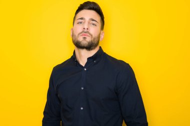 Yakışıklı delikanlı possing ve izole sarı arka plan üzerinde modelleme