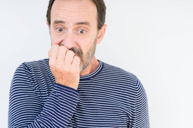 Stresli ve gergin ile eller tırnak ısırma dudaklarından seyir izole arka plan üzerinde yakışıklı komuta sizde. Anksiyete sorunu.