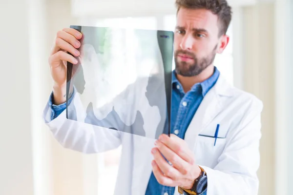 Doctor Hombre Mirando Radiografía Rayos Haciendo Examen Corporal —  Fotos de Stock