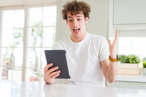 Hombre Joven Usando Tableta Táctil Muy Feliz Emocionado Expresión Ganadora — Foto de Stock