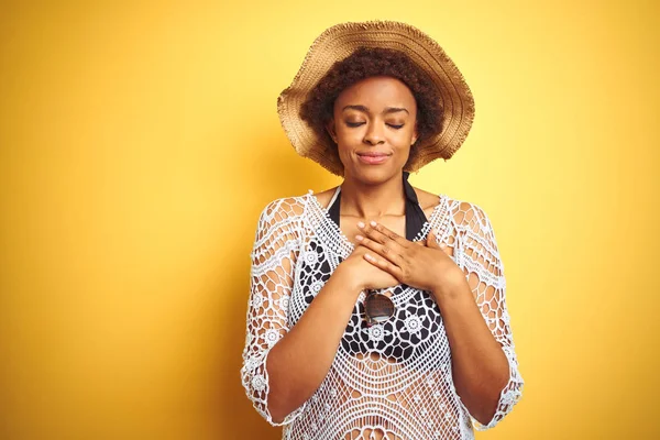 Jovem Afro Americana Com Cabelo Afro Usando Chapéu Verão Sobre — Fotografia de Stock