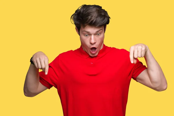 Jovem Homem Bonito Vestindo Camiseta Vermelha Sobre Fundo Isolado Apontando — Fotografia de Stock