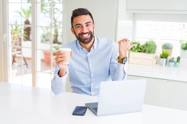 Hombre Hispano Guapo Trabajando Usando Computadora Portátil Bebiendo Una Taza — Foto de Stock