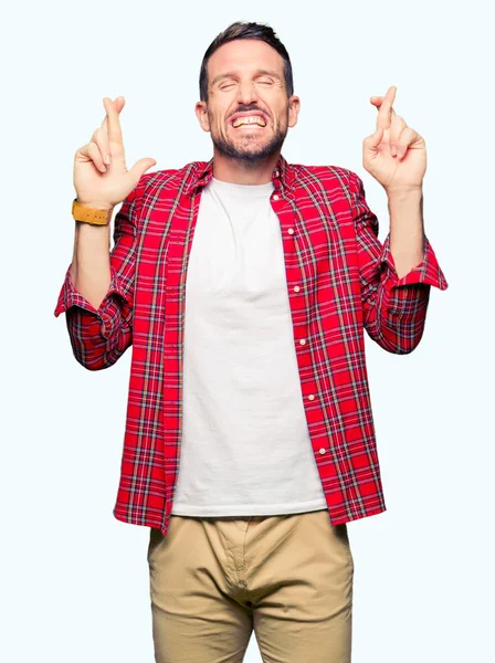 Hombre Guapo Con Camisa Casual Sonriendo Cruzando Los Dedos Con — Foto de Stock