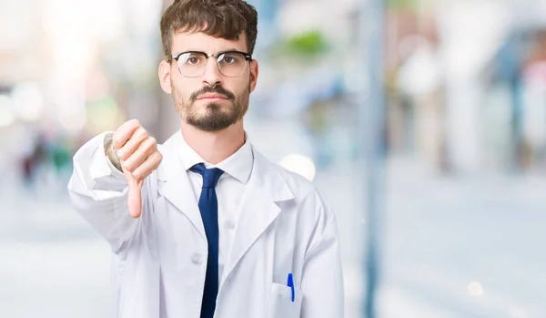 Joven Científico Profesional Vestido Con Una Bata Blanca Sobre Fondo — Foto de Stock