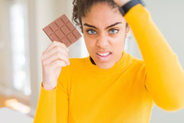 Junge Afrikanisch Amerikanische Mädchen Essen Dunkle Schokoriegel Als Süße Zwischenmahlzeit — Stockfoto