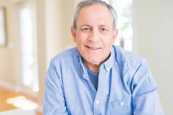 Hombre Mayor Guapo Sonriendo Confiado — Foto de Stock