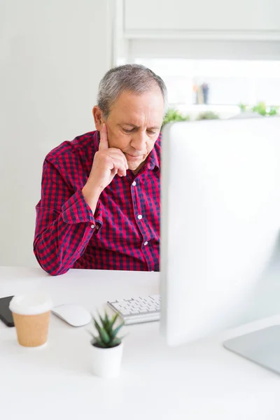 Przystojny Mężczyzna Senior Pracę Komputerem Patrząc Koncentratu — Zdjęcie stockowe