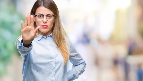 年轻美丽的商业妇女戴眼镜在孤立的背景做停止唱与手掌的手 脸上带有消极和严肃手势的警告表达 — 图库照片