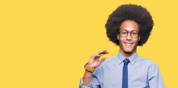 アフロ髪眼鏡を示す大きな手 大型サイン メジャー シンボルでジェスチャー若いアフリカ系アメリカ人ビジネスマンカメラを見て笑っています 測定概念 — ストック写真