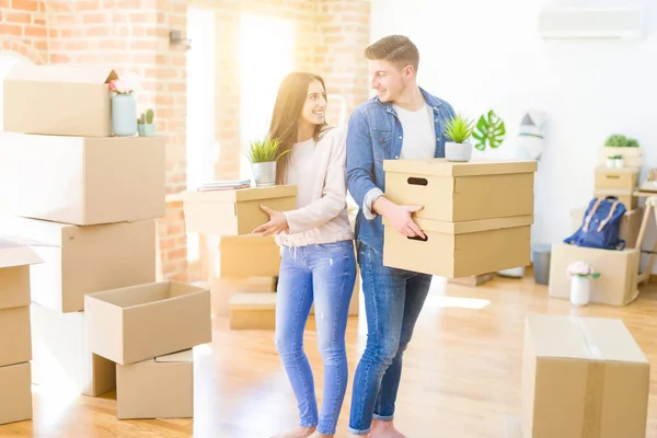 Glückliches Paar Mit Boxen Neuen Zuhause — Stockfoto