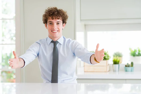 Jovem Homem Negócios Usando Uma Gravata Olhando Para Câmera Sorrindo — Fotografia de Stock
