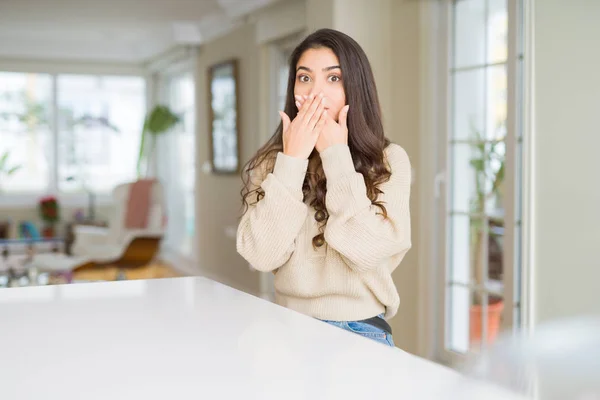 Junge Schöne Frau Hause Schockiert Mund Mit Den Händen Für — Stockfoto