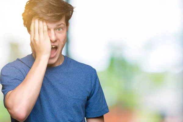 Joven Hombre Guapo Vistiendo Camiseta Azul Sobre Fondo Aislado Cubriendo —  Fotos de Stock