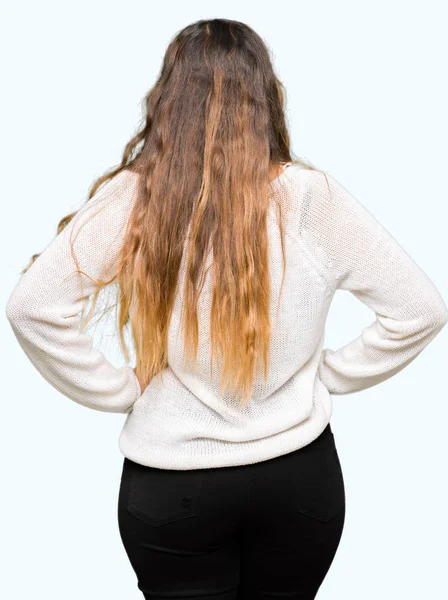 Junge Schöne Frau Weißem Pullover Rückwärts Stehend Und Mit Armen — Stockfoto