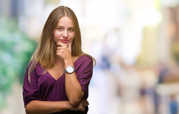 Mooie Blonde Elegante Jongedame Geïsoleerde Achtergrond Zoek Vertrouwen Camera Met — Stockfoto