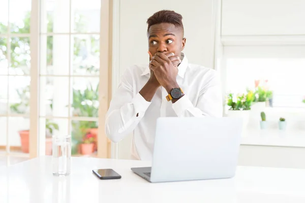 African American Business Man Werkt Met Behulp Van Laptop Geschokt — Stockfoto