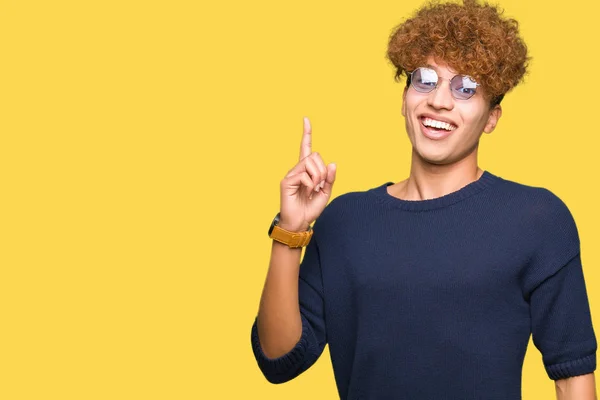 Homem Bonito Jovem Com Afro Vestindo Óculos Apontando Dedo Para — Fotografia de Stock