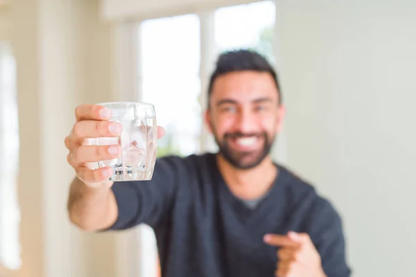 Knappe Spaanse Man Een Vers Glas Water Met Verrassing Gezicht — Stockfoto