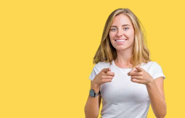 美しい若い女性の幸せと面白い顔でカメラに指を指して孤立の背景にカジュアルな白い シャツを着てします 良いエネルギーとヴァイブス — ストック写真