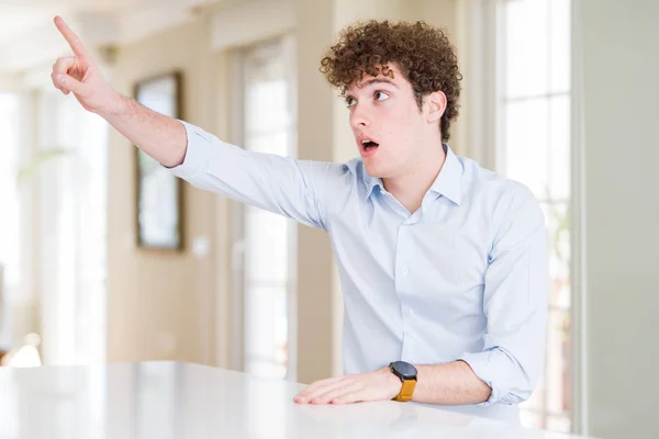 Jonge Zakelijke Man Met Krullend Lees Hoofd Wijzend Met Vinger — Stockfoto