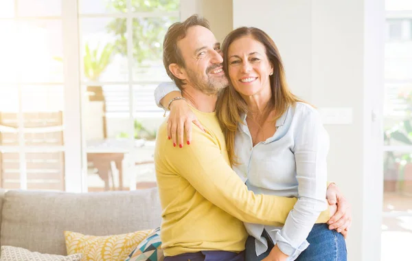 Medelåldern Romantiska Paret Sitter Soffan Hemma — Stockfoto