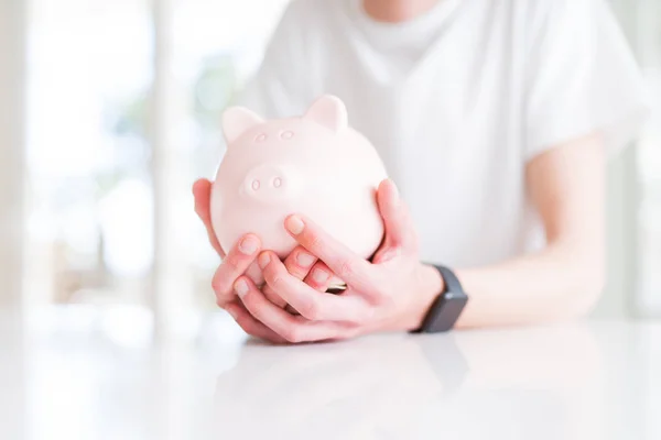 Close Homem Segurando Porquinho Banco Economizando Dinheiro Para Investimento — Fotografia de Stock