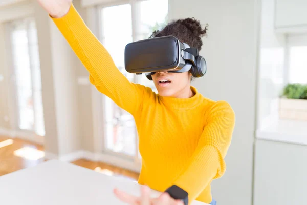 Молодая африканская американка, играющая в виртуальную реальность с помощью — стоковое фото