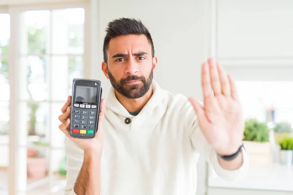 Hombre Hispano Guapo Sosteniendo Punto Venta Terminal Datáfono Con Mano — Foto de Stock