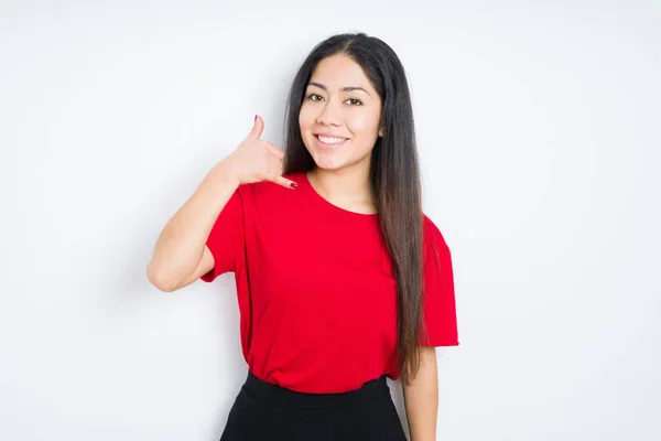 Gyönyörű Barna Visel Piros Shirt Elszigetelt Háttér Mosolygó Csinál Telefon — Stock Fotó