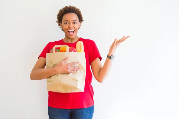 Jeune Femme Afro Américaine Tenant Sac Papier Plein Épicerie Fraîche — Photo