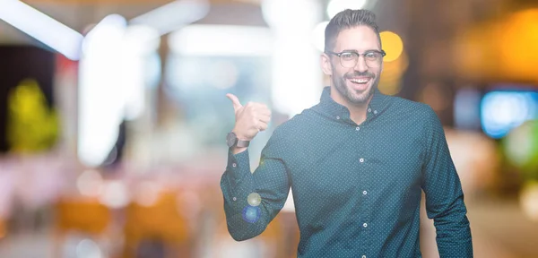 Joven Hombre Negocios Guapo Con Gafas Sobre Fondo Aislado Sonriendo — Foto de Stock