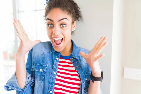 Mooie Jonge African American Vrouw Met Afro Haar Dragen Casual — Stockfoto