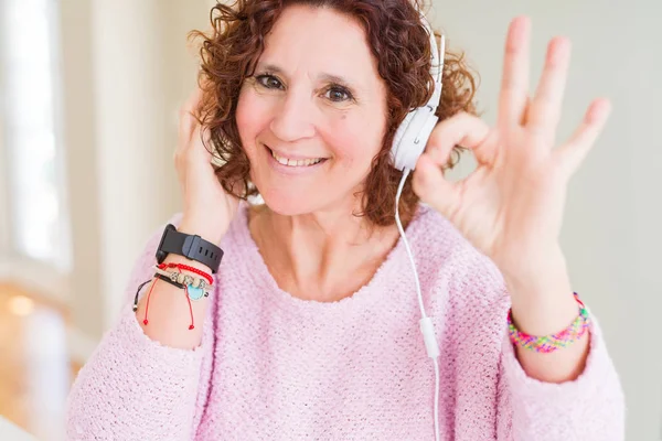 Mulher Sênior Usando Fones Ouvido Ouvindo Música Fazendo Sinal Com — Fotografia de Stock