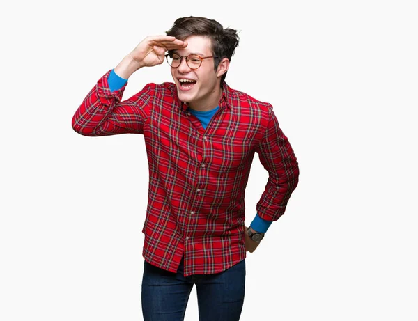 Homem Bonito Jovem Usando Óculos Sobre Fundo Isolado Muito Feliz — Fotografia de Stock