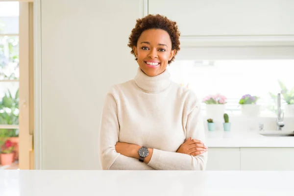 Jovem Mulher Americana Africana Bonita Casa Cara Feliz Sorrindo Com — Fotografia de Stock