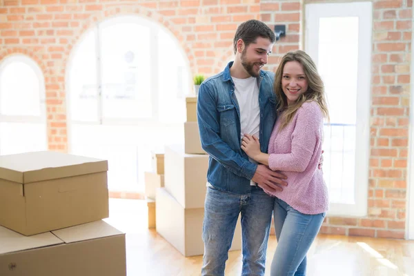 Jovem Casal Bonito Olhando Feliz Juntos Mudando Para Uma Nova — Fotografia de Stock