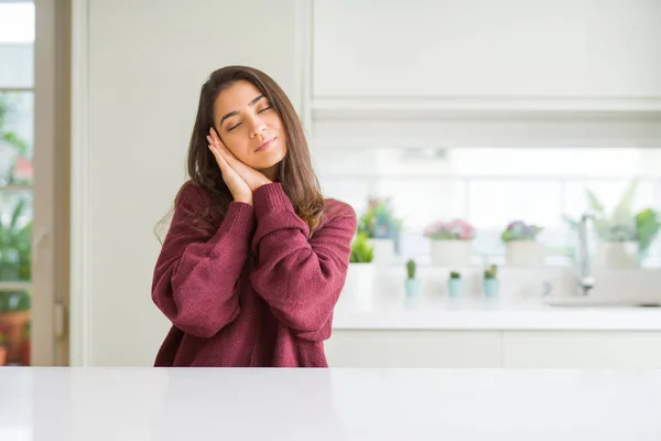 Jovem Mulher Bonita Casa Dormindo Cansado Sonhando Posando Com Mãos — Fotografia de Stock