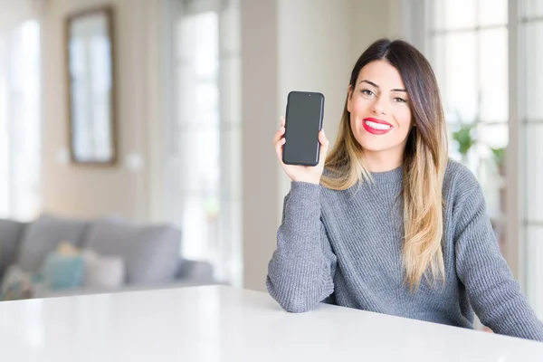 Jovem Mulher Bonita Mostrando Tela Smartphone Casa Com Rosto Feliz — Fotografia de Stock