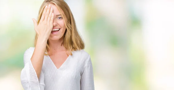 Hermosa Mujer Joven Elegante Sobre Fondo Aislado Que Cubre Ojo — Foto de Stock