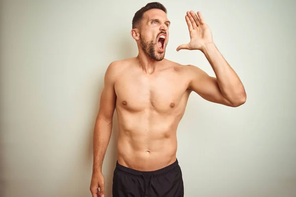 Joven Hombre Guapo Sin Camisa Sobre Fondo Aislado Gritando Gritando — Foto de Stock