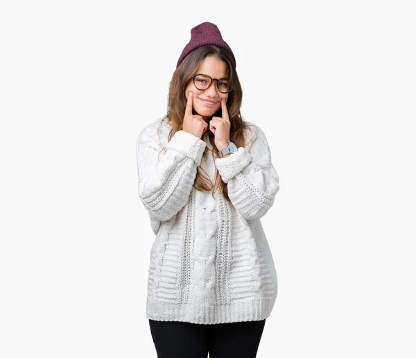Młoda Piękna Brunetka Hipster Kobieta Noszenie Okularów Czapka Zimowa Białym — Zdjęcie stockowe