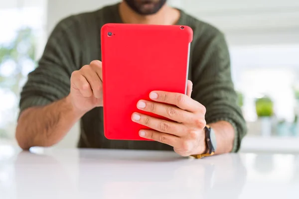 Primer plano del hombre utilizando tableta touchpad — Foto de Stock