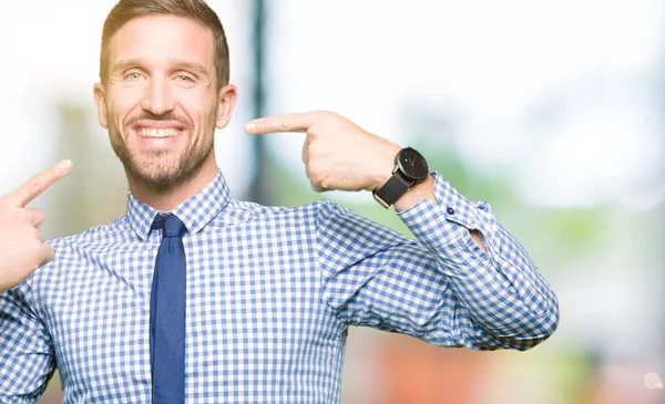 Schöner Geschäftsmann Mit Krawatte Selbstbewusst Lächelnd Und Mit Fingern Zähne — Stockfoto