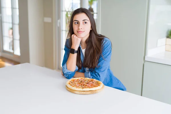 Mutfakta Yapımı Lezzetli Pizza Yiyen Güzel Genç Kadın Elini Çeneyle — Stok fotoğraf