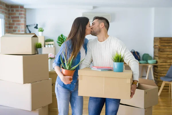 Beautiful Young Couple Moving New House Smiling Happy Holding Cardboard — Stock Photo, Image